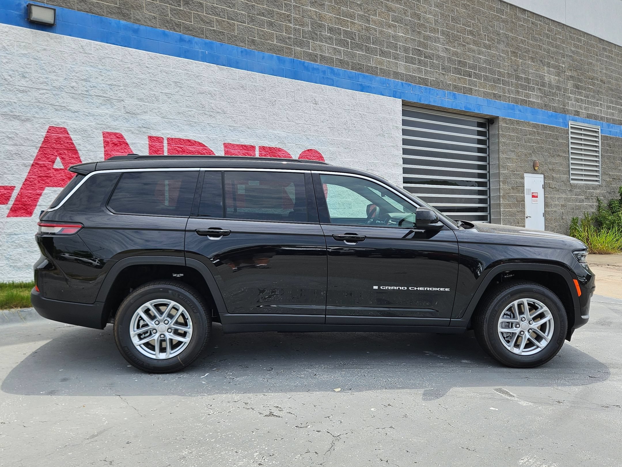 New 2026 Diamond Black Crystal Pearlcoat Jeep Laredo image 8
