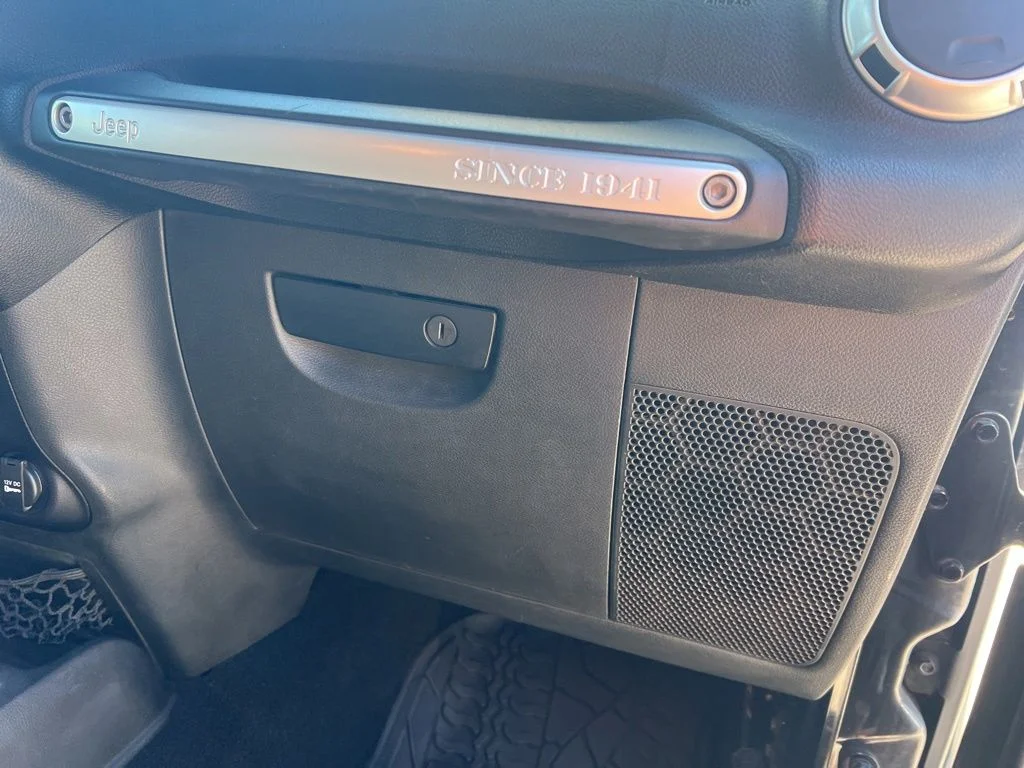 Used 2015 Black Jeep Sahara image 28