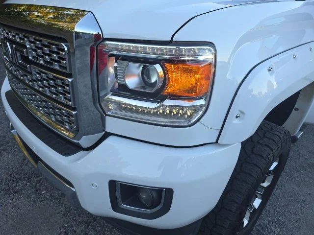Used 2019 White GMC Denali image 32