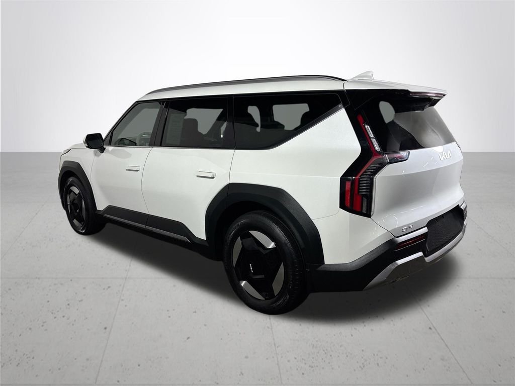 Used 2024 White Kia Wind image 8