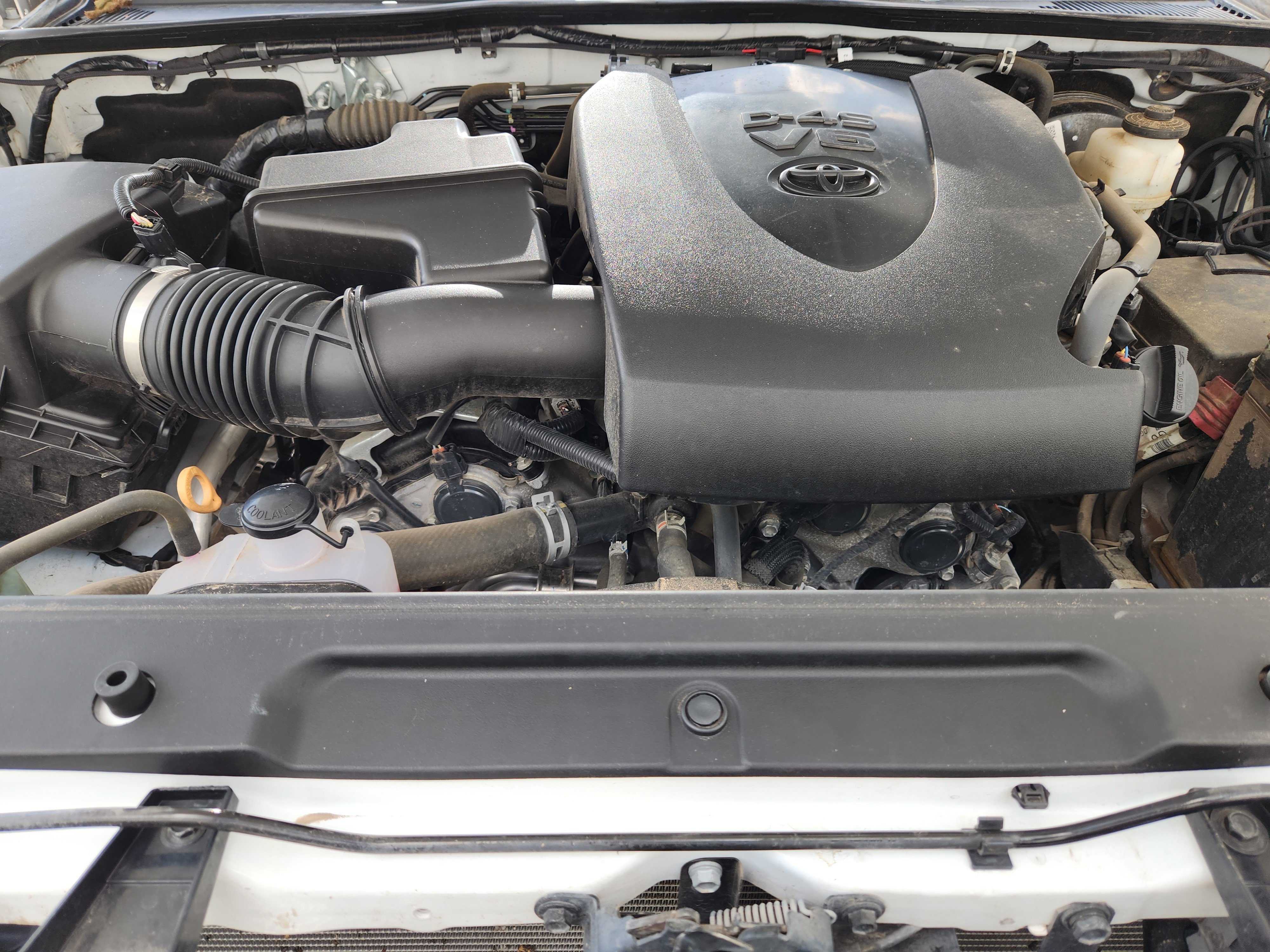 Used 2022 White Toyota SR5 image 33