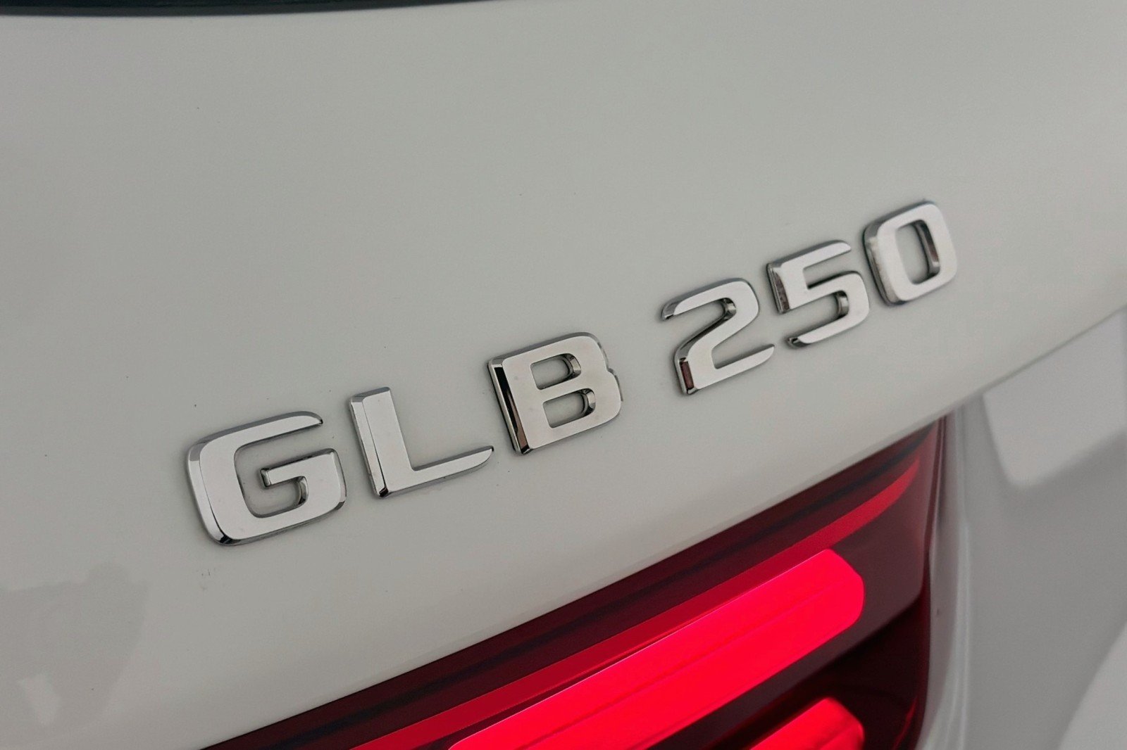 Used 2025 Polar White Mercedes-Benz GLB 250 image 8