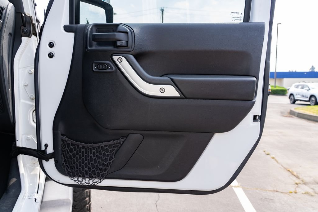 Used 2016 Bright White Clearcoat Jeep Unlimited Rubicon image 28