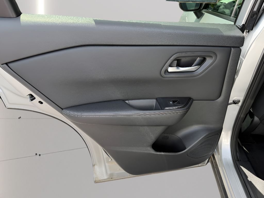 2024 Nissan Rogue SV - Photo 17