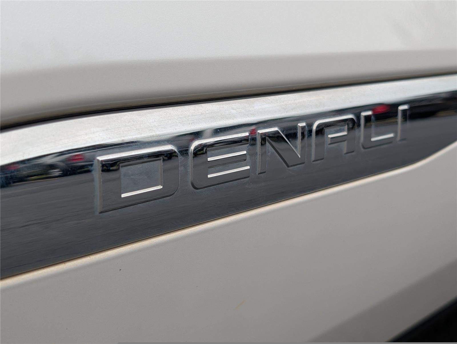 Used 2018 White Frost Tricoat GMC Denali image 10