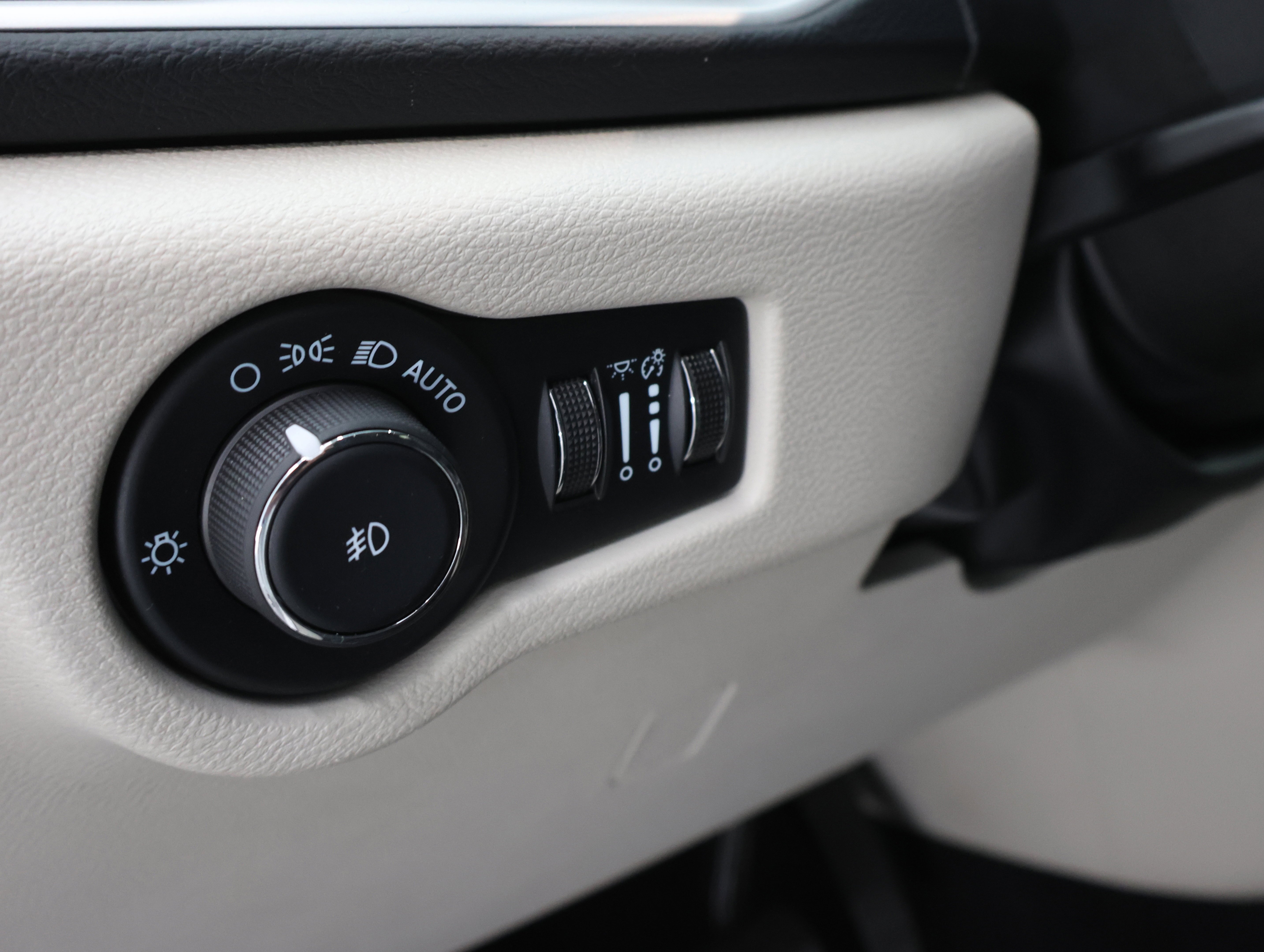 Used 2024 Bright White Clearcoat Chrysler Touring L: TOURING L-STOW N GO-QUADS-THIRD-ADAPTIVE CRUISE-1 OWNER image 43
