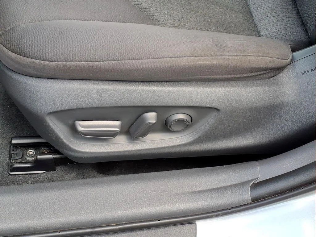 Used 2018 Silver Toyota LE image 17