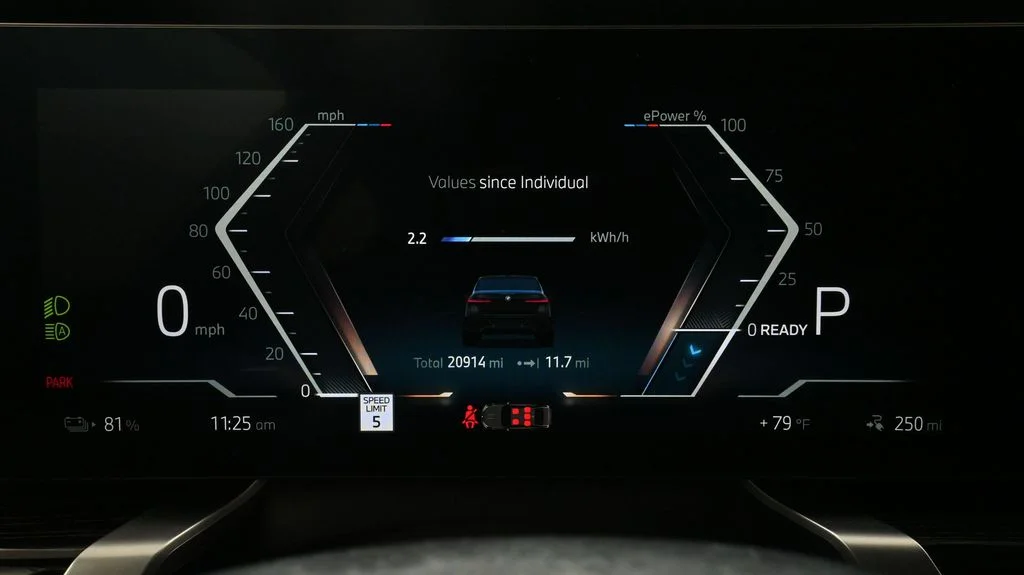 2025 BMW i7 50 - Photo 14