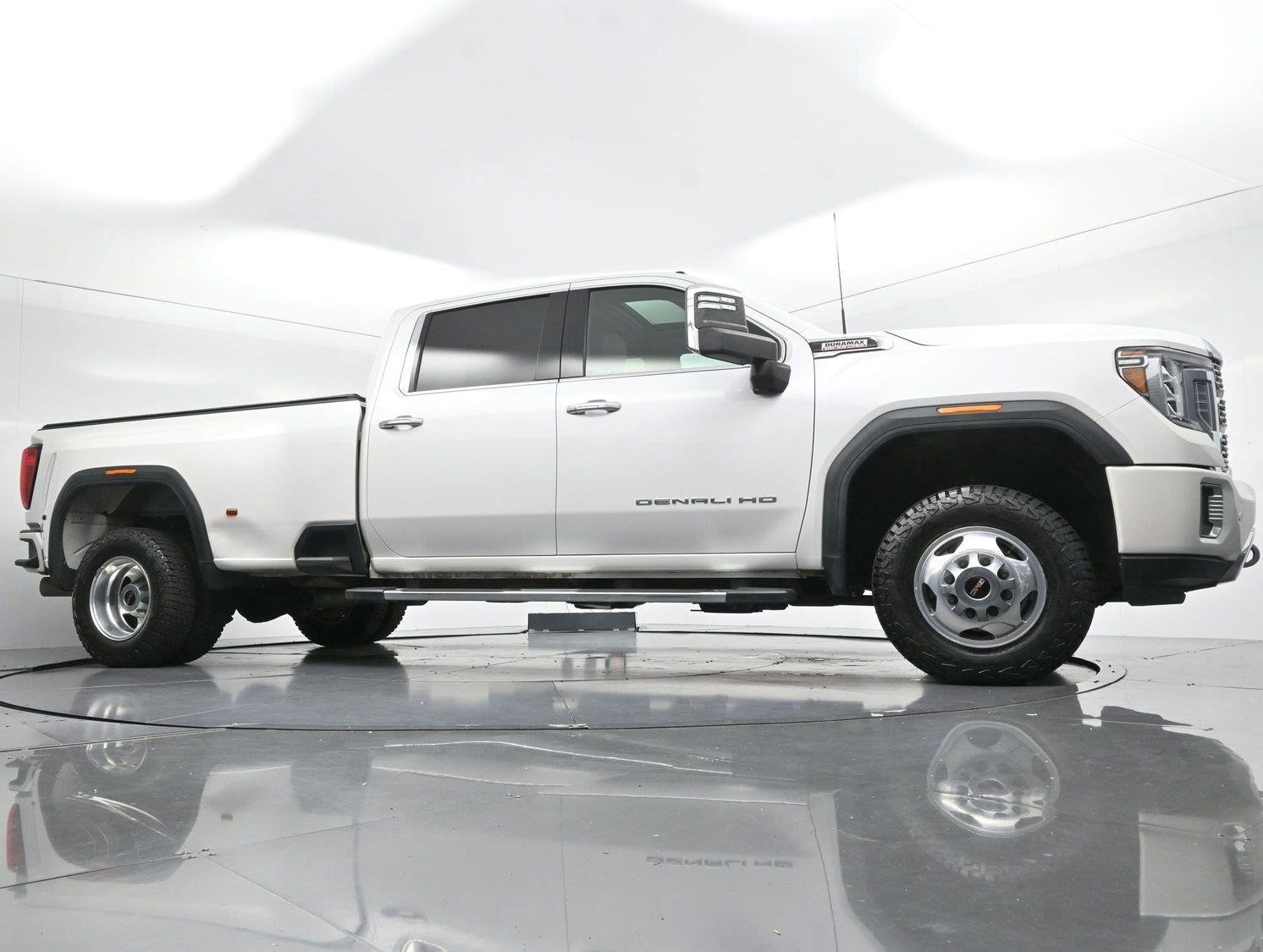 Used 2022 White Frost Tricoat GMC Denali image 46