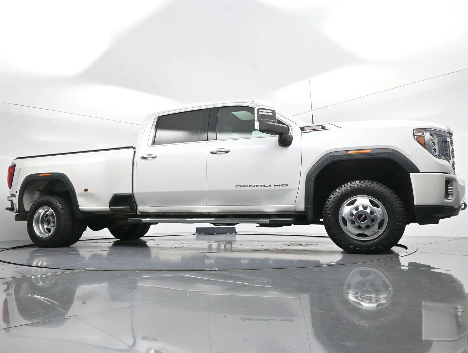 Used 2022 White Frost Tricoat GMC Denali image 46