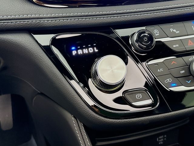 New 2027 Diamond Black Crystal Pearl-Coat Exterior Paint Chrysler Limited image 17