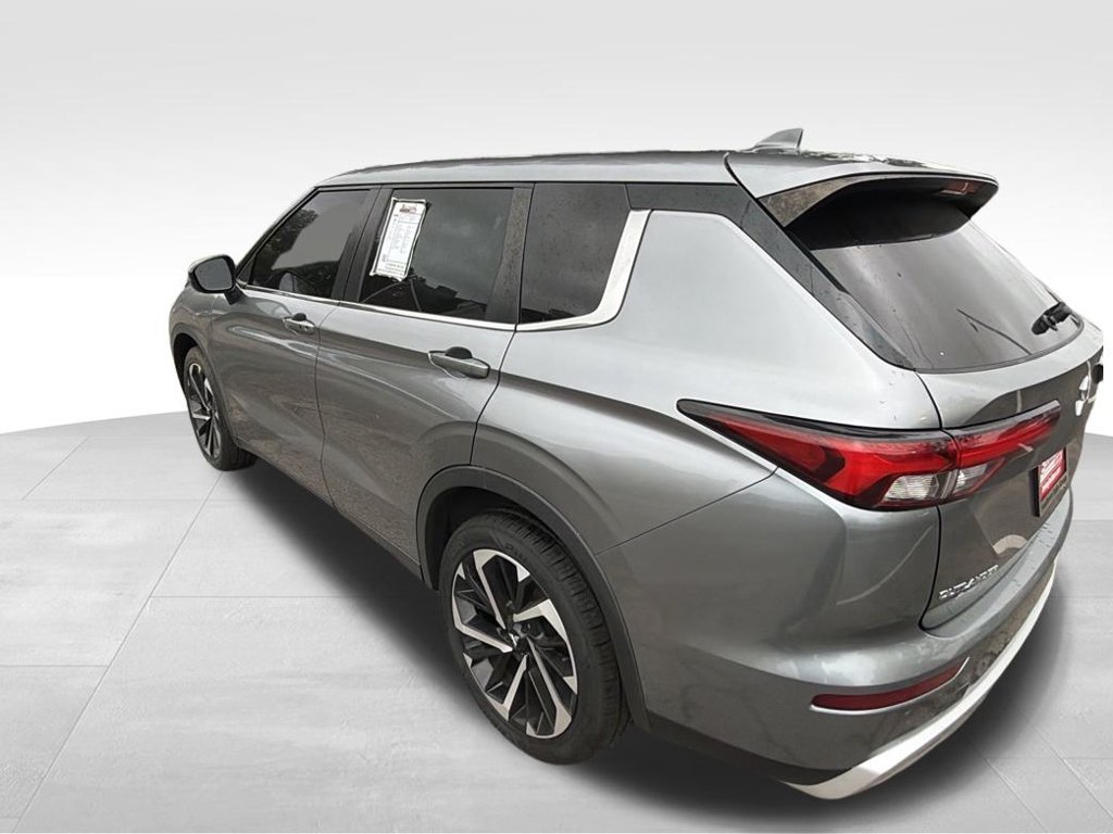 Used 2023 Silver Mitsubishi SE image 9