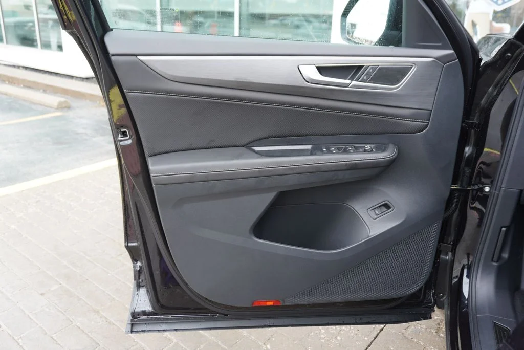 New 2026 Black Volkswagen SE w/Technology image 26