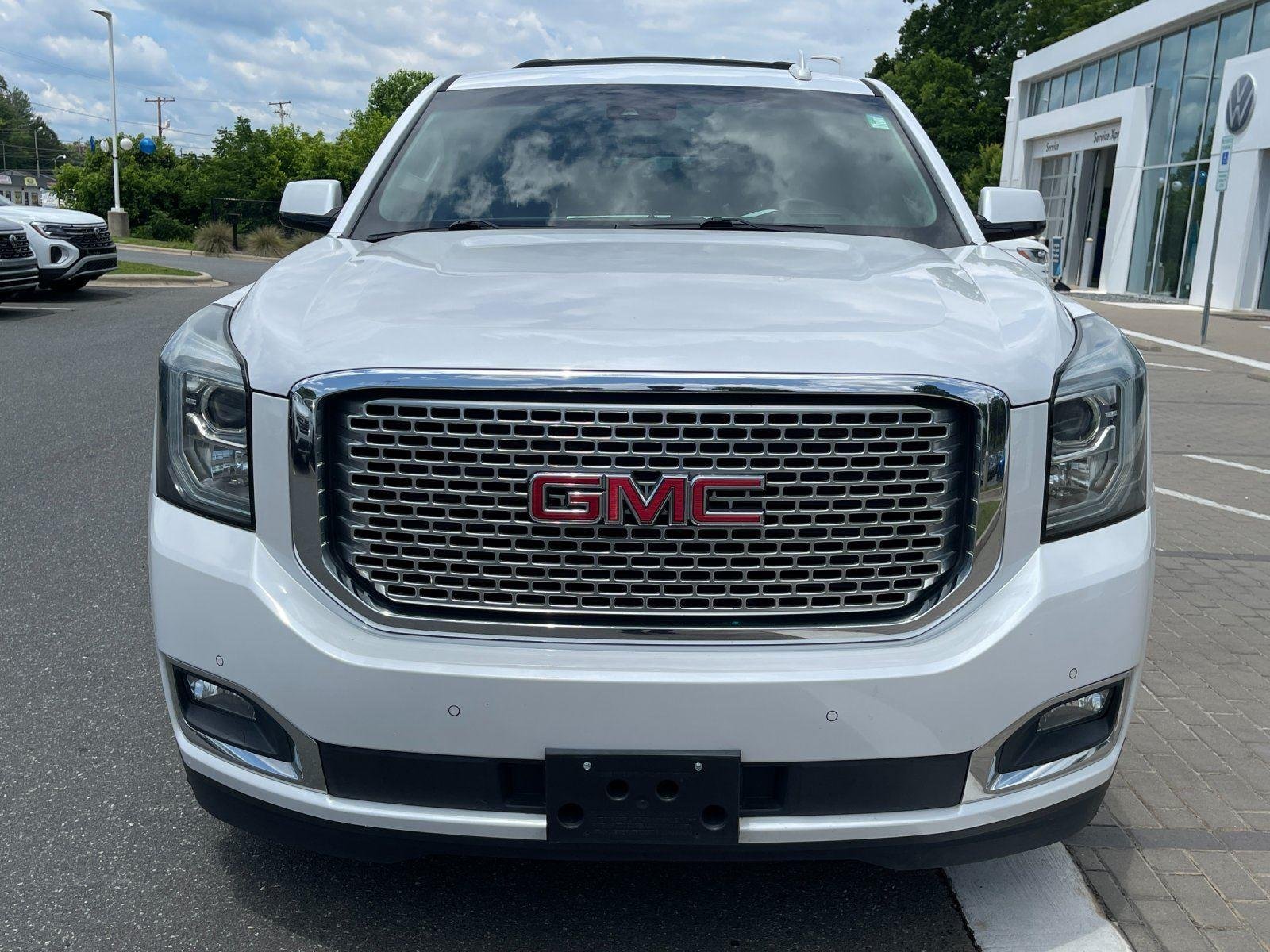 Used 2017 White Frost Tricoat GMC Denali image 8
