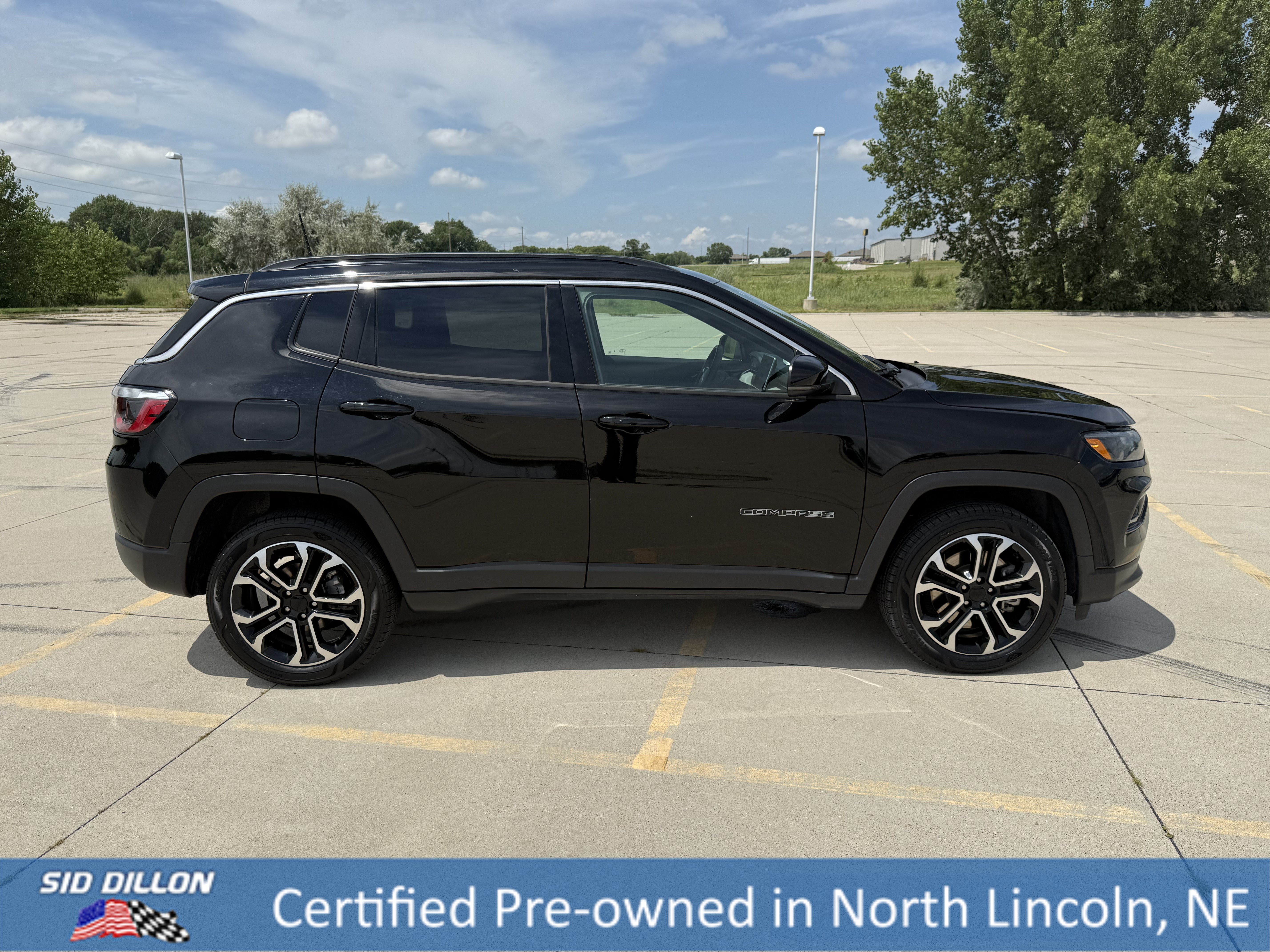 Used 2023 Diamond Black Crystal Pearlcoat Jeep Limited image 3