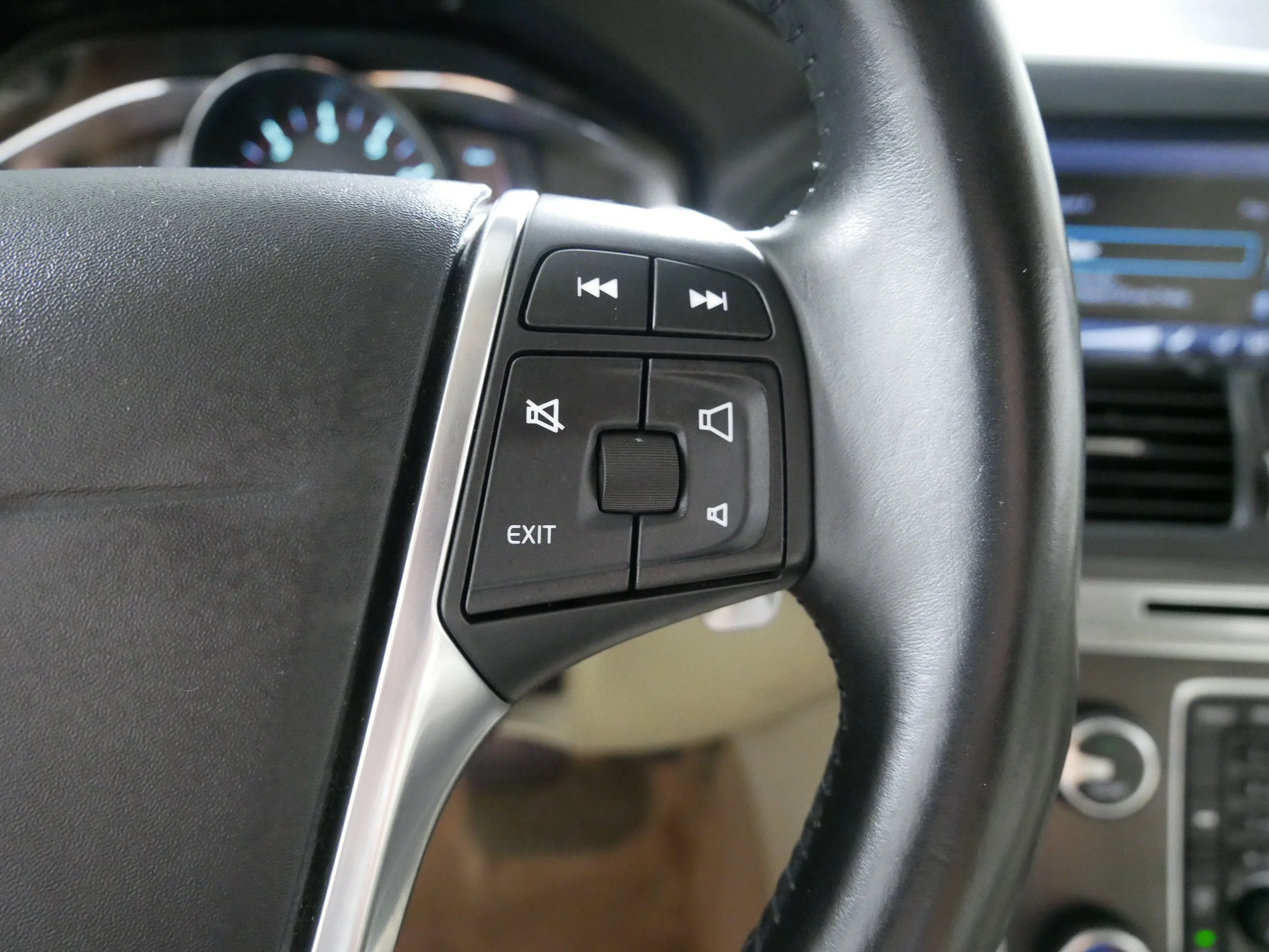 Used 2015 Caspian Blue Metallic Volvo T6 image 28