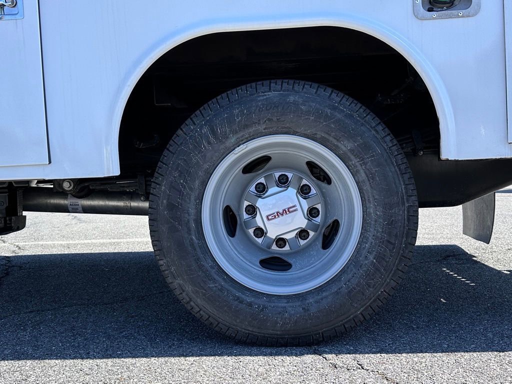 New 2026 Summit White GMC Pro image 33