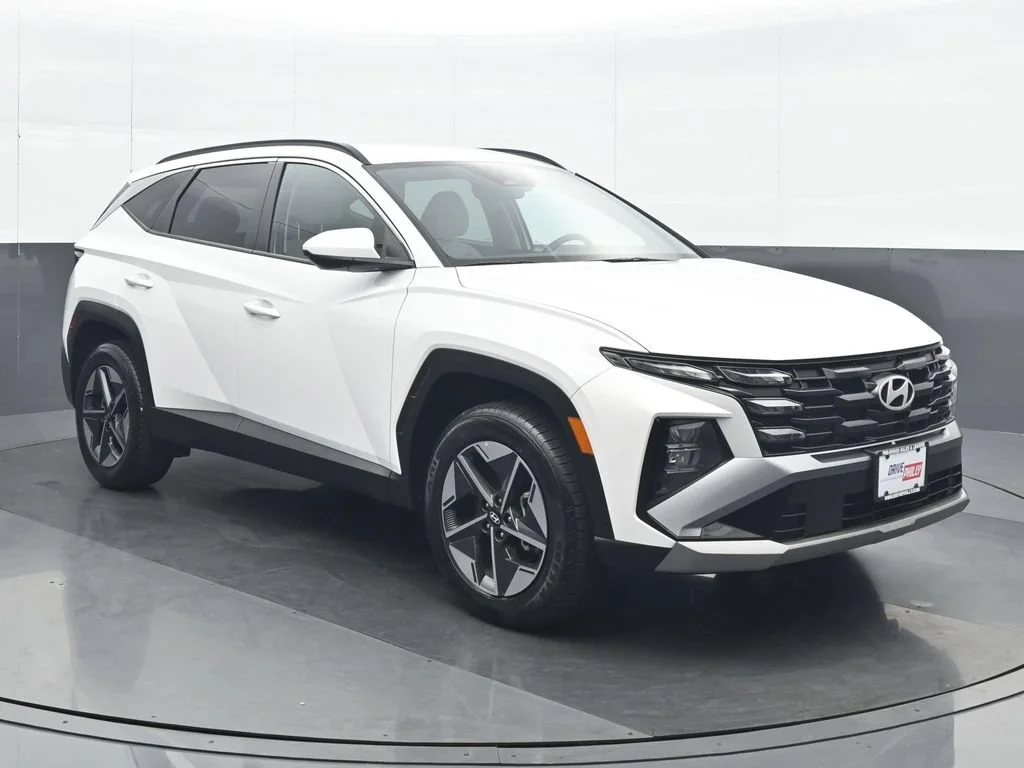 Used 2025 White Hyundai SEL image 9