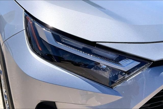 Used 2025 Silver Toyota XLE Premium image 31