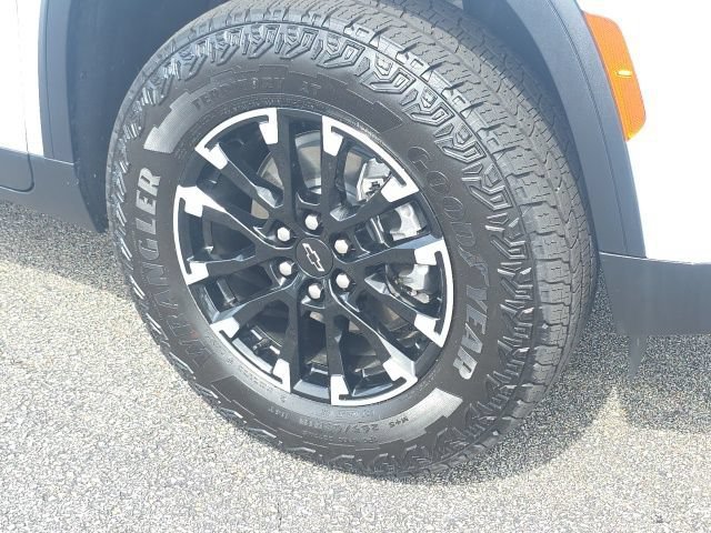 Used 2026 Polar White Tricoat Chevrolet Z71 image 9
