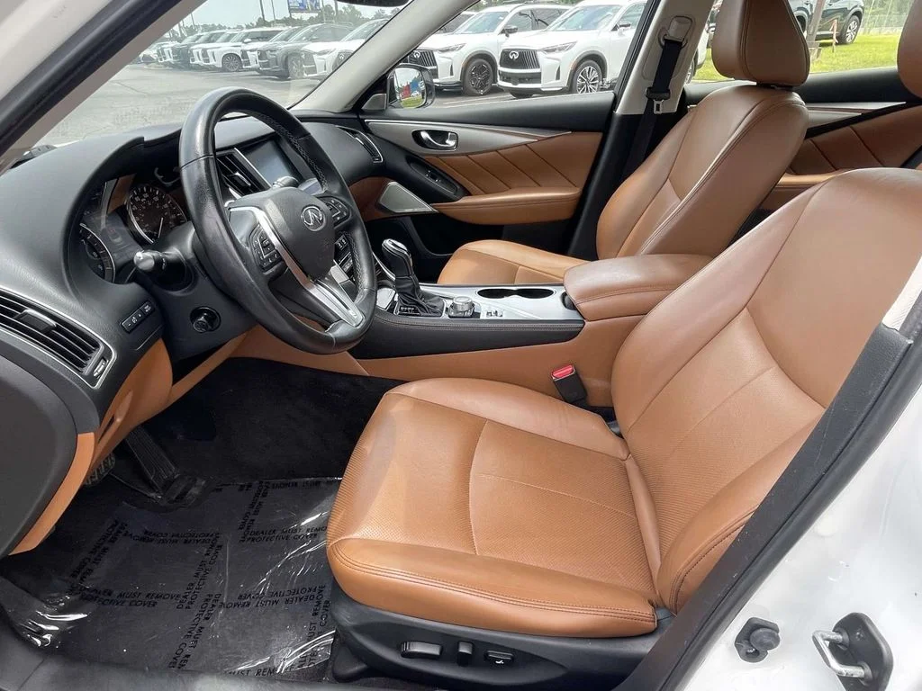 Used 2023 White INFINITI LUXE image 13