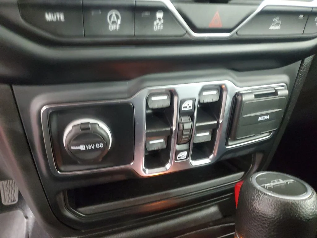 Used 2023 Red Jeep Sport S image 18