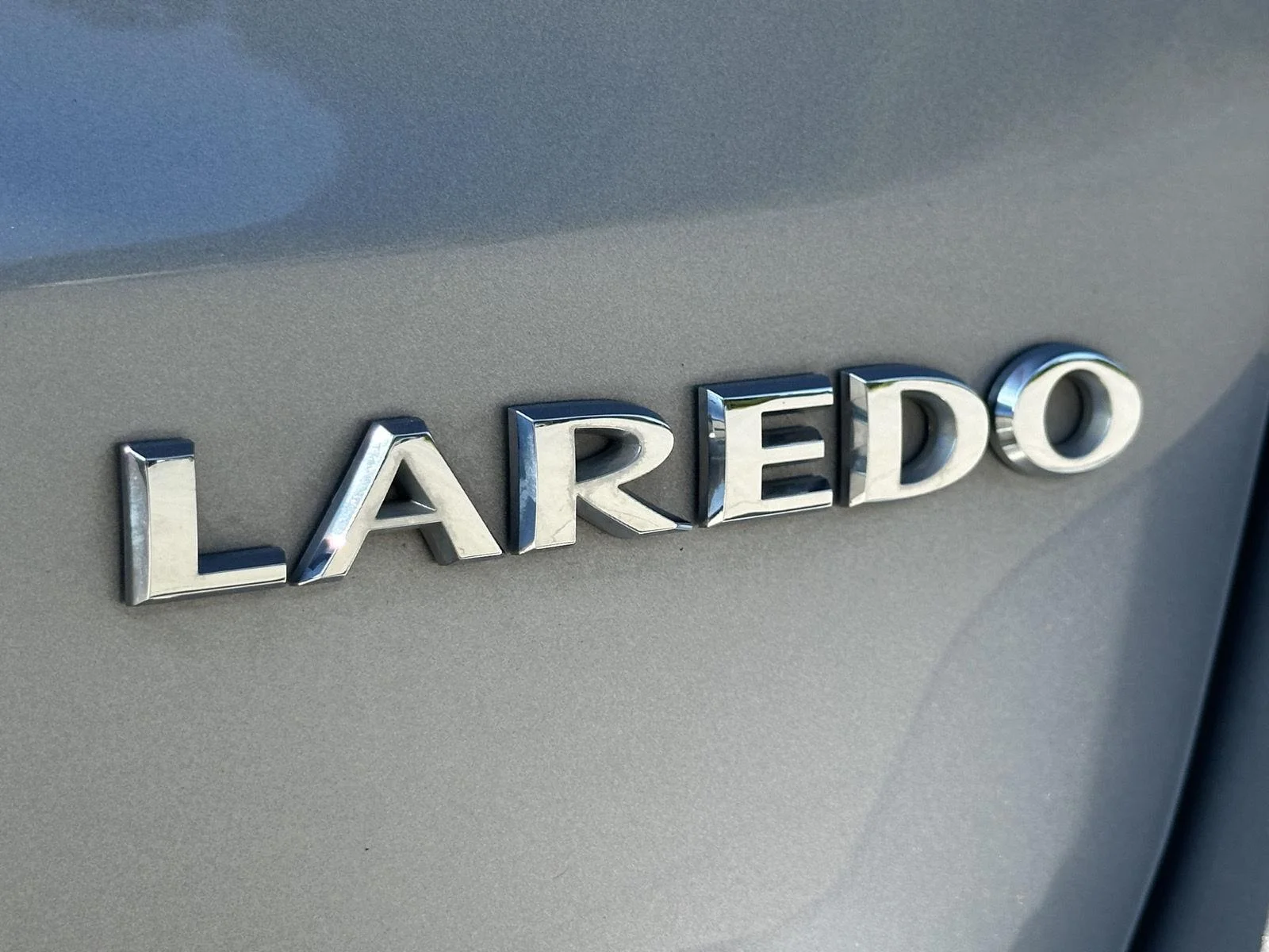 Used 2015 Billet Silver Metallic Clearcoat Jeep Laredo image 14