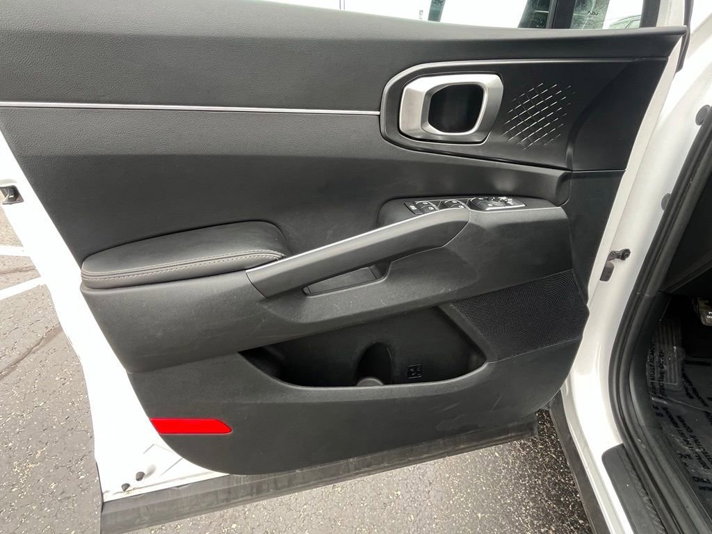 Used 2022 White Kia S image 21