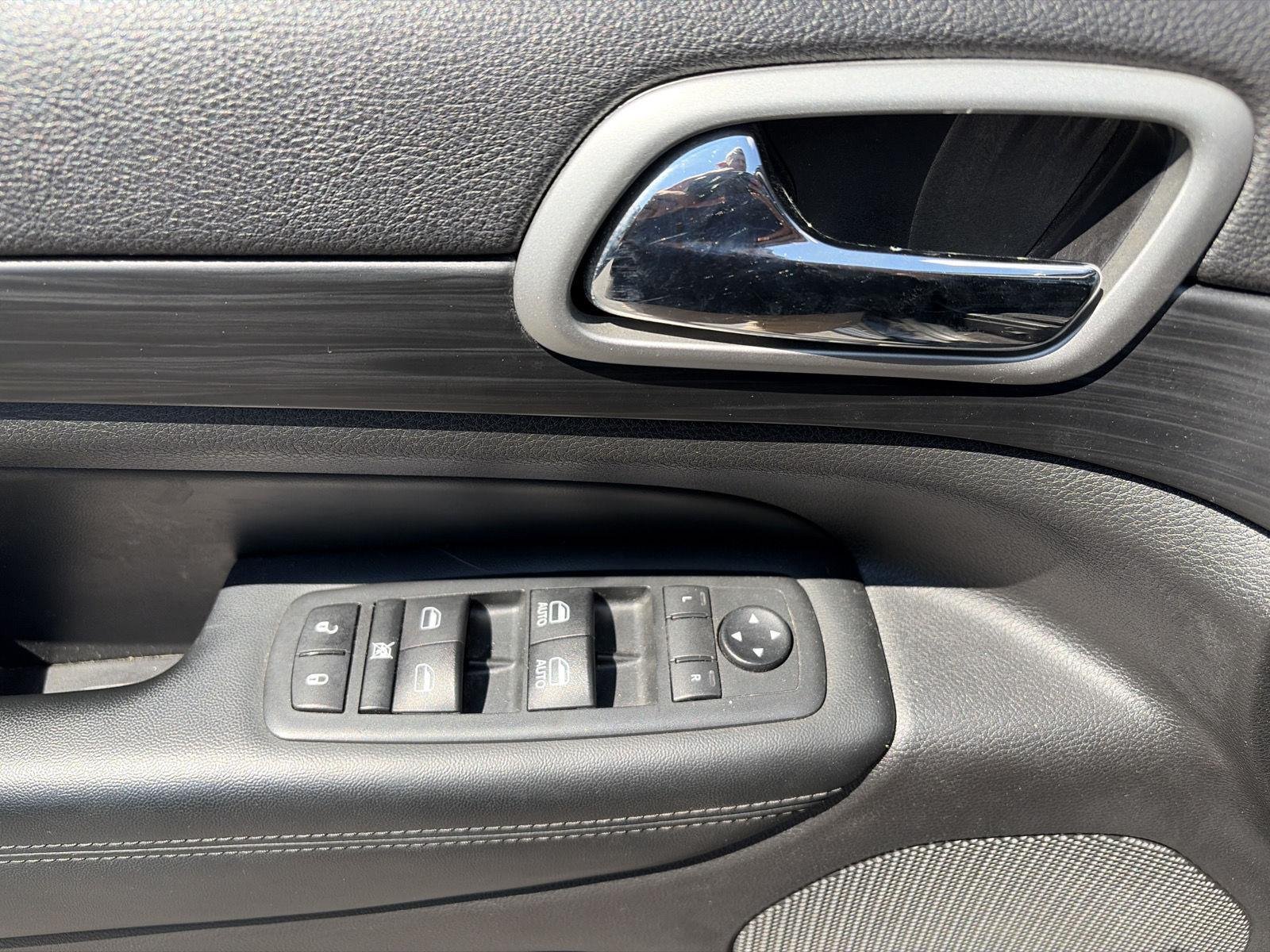 Used 2020 Diamond Black Crystal Pearlcoat Jeep Altitude image 15