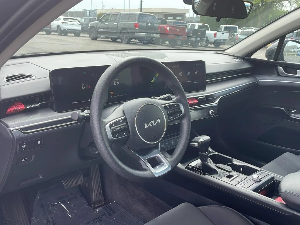 2025 Kia K5 LXS - Photo 13