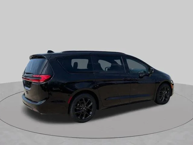 New 2026 Diamond Black Crystal Pearl-Coat Exterior Paint Chrysler Select image 4