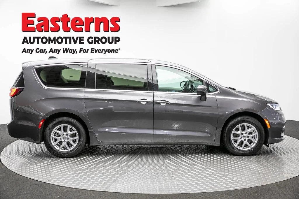 Used 2023 Gray Chrysler Touring L image 4