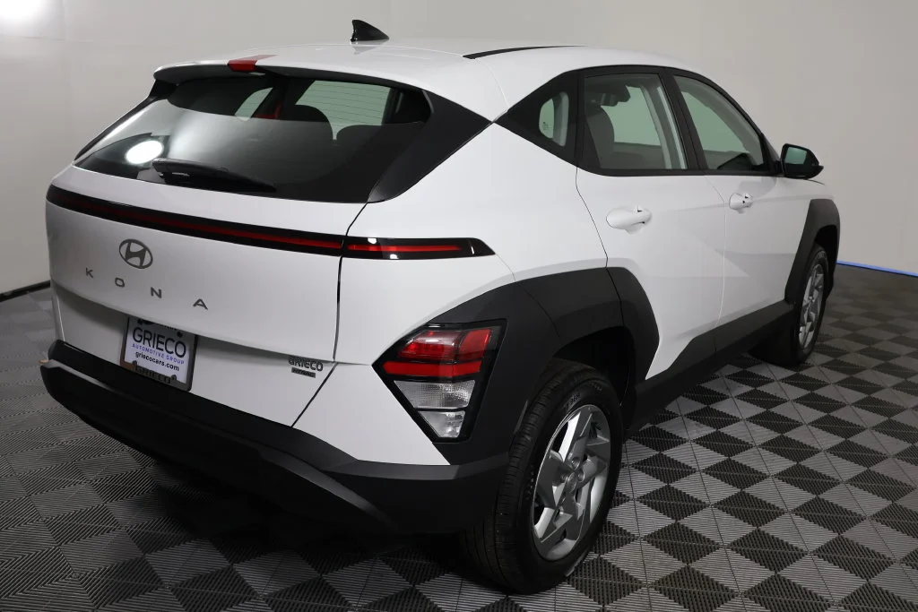 Used 2027 Atlas White Hyundai SE image 8