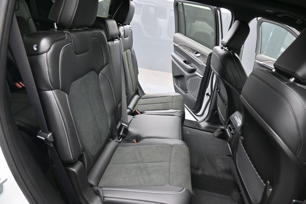 New 2026 Bright White Clear-Coat Exterior Paint Jeep Altitude image 16