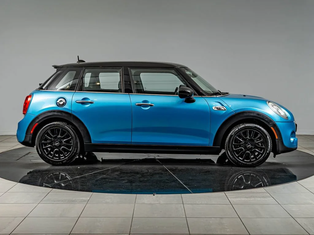 Used 2016 Electric Blue Metallic MINI  image 4