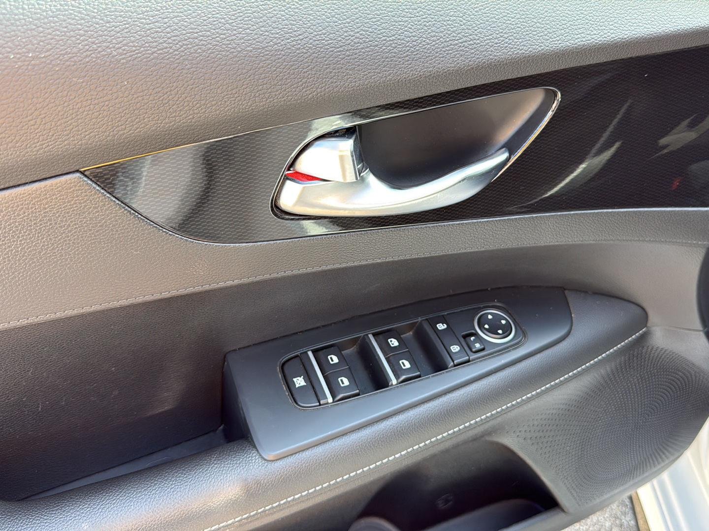 Used 2024 Snow White Pearl Kia GT-Line image 15