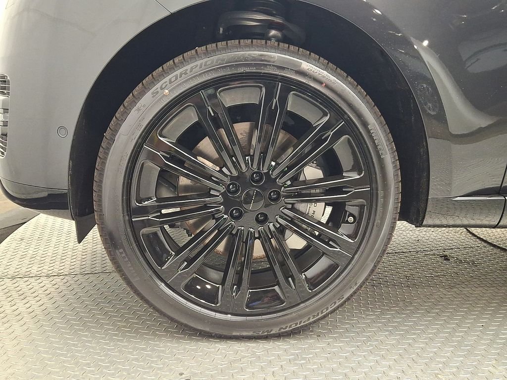New 2026 Carpathian Grey Land Rover SE image 5