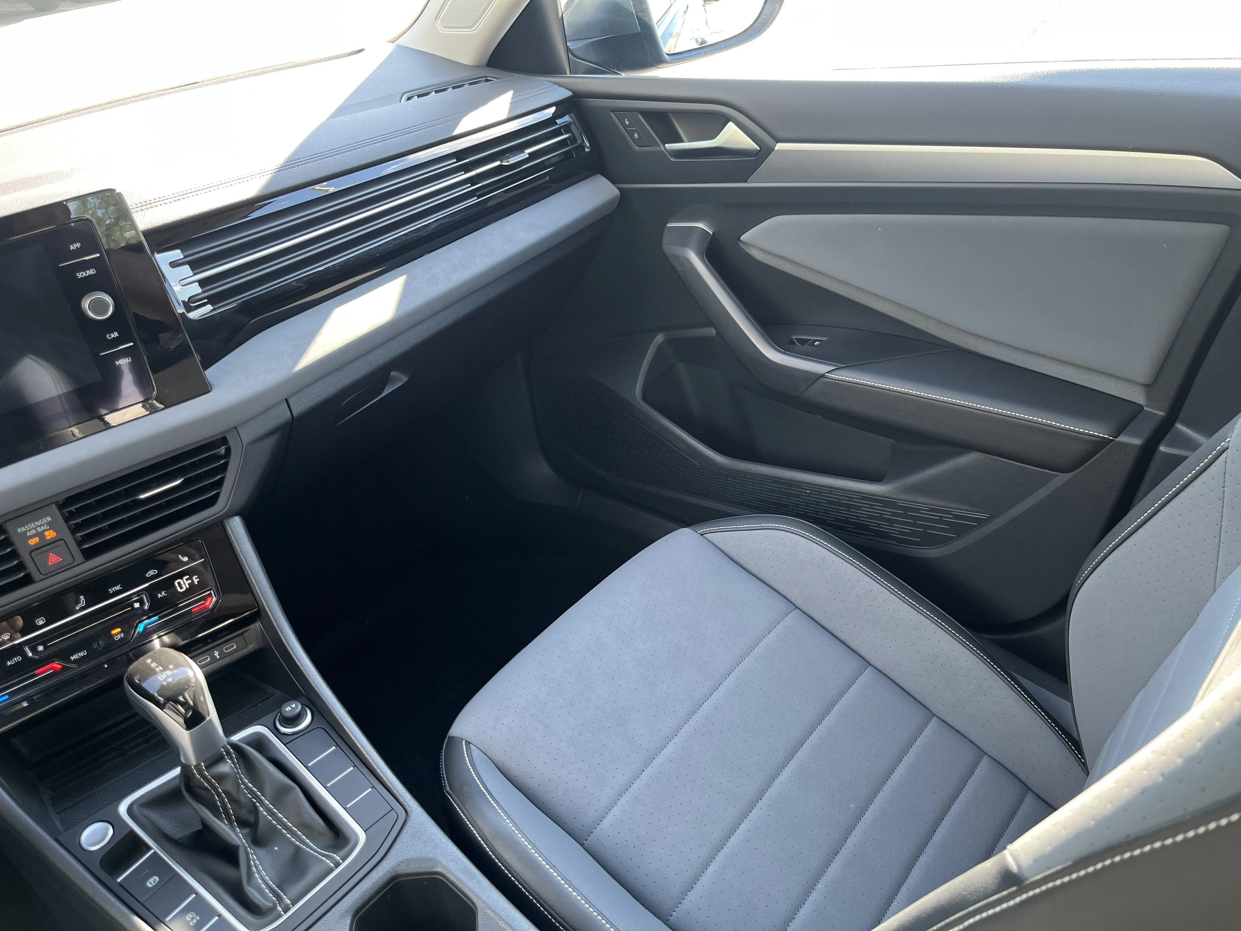 Used 2025 Platinum Gray Metallic Volkswagen SE image 11