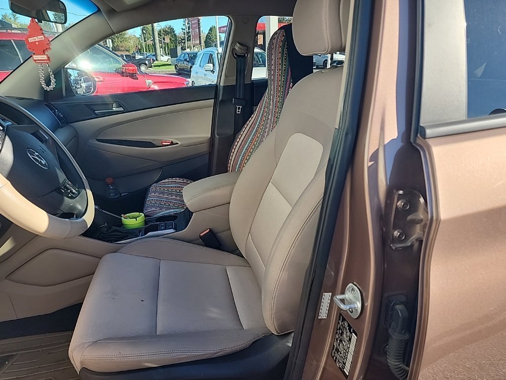 Used 2017 Beige Hyundai SE image 5