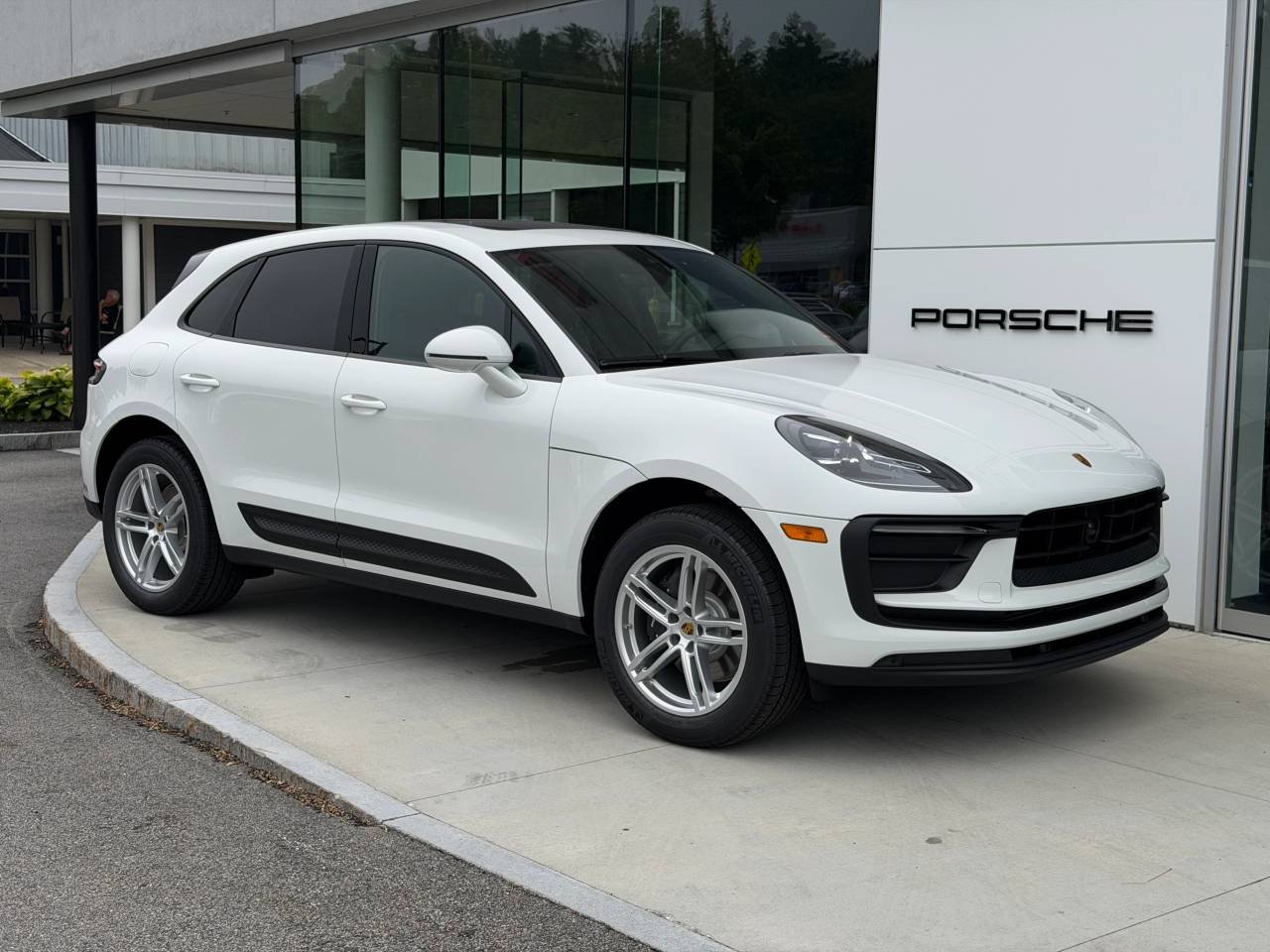 2026 Porsche Macan T - Photo 12