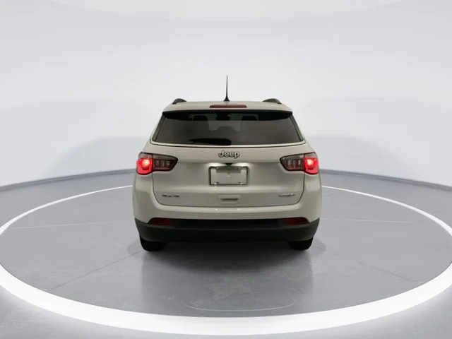 Used 2022 White Jeep Latitude Lux image 3