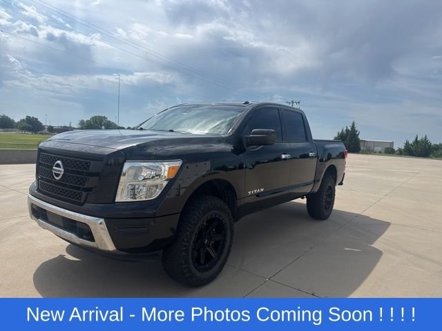 2021 Nissan Titan SV 4X4 Crew Cab's photo