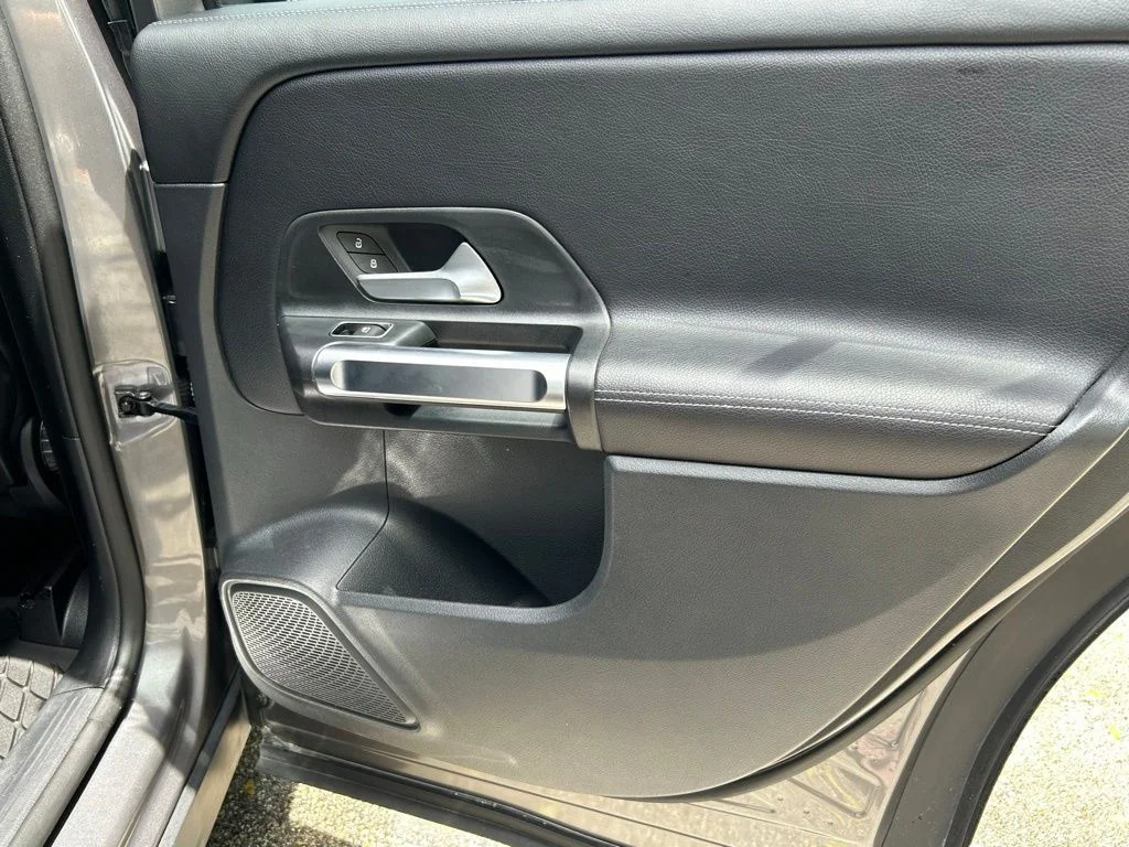 Used 2022  Mercedes-Benz GLB 250 image 31