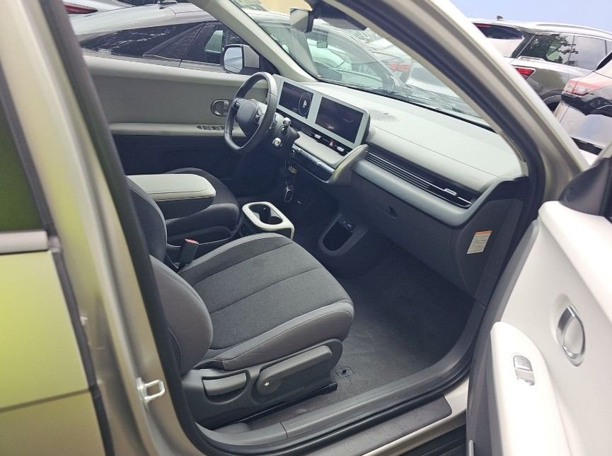 Used 2024 Gold Hyundai SEL image 10