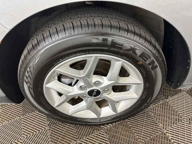 Used 2025  Kia LX image 28