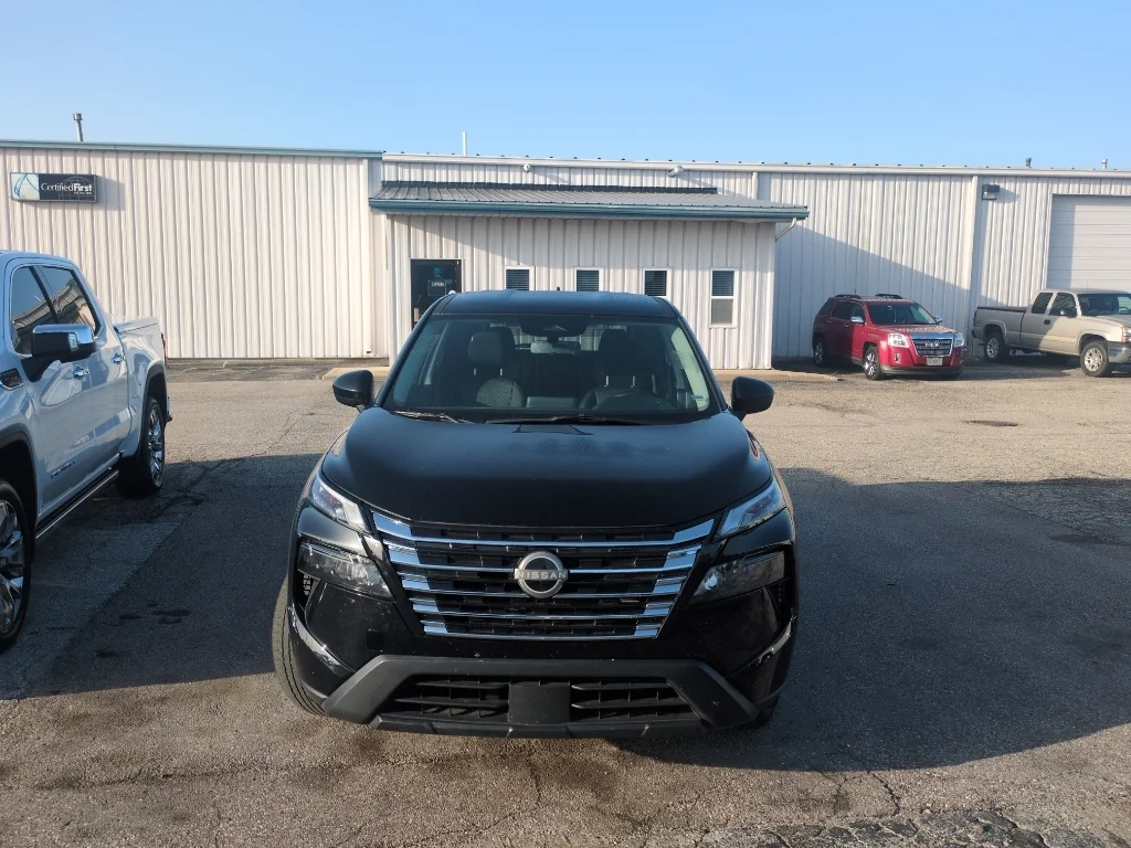 Used 2025 Super Black Nissan SV image 3