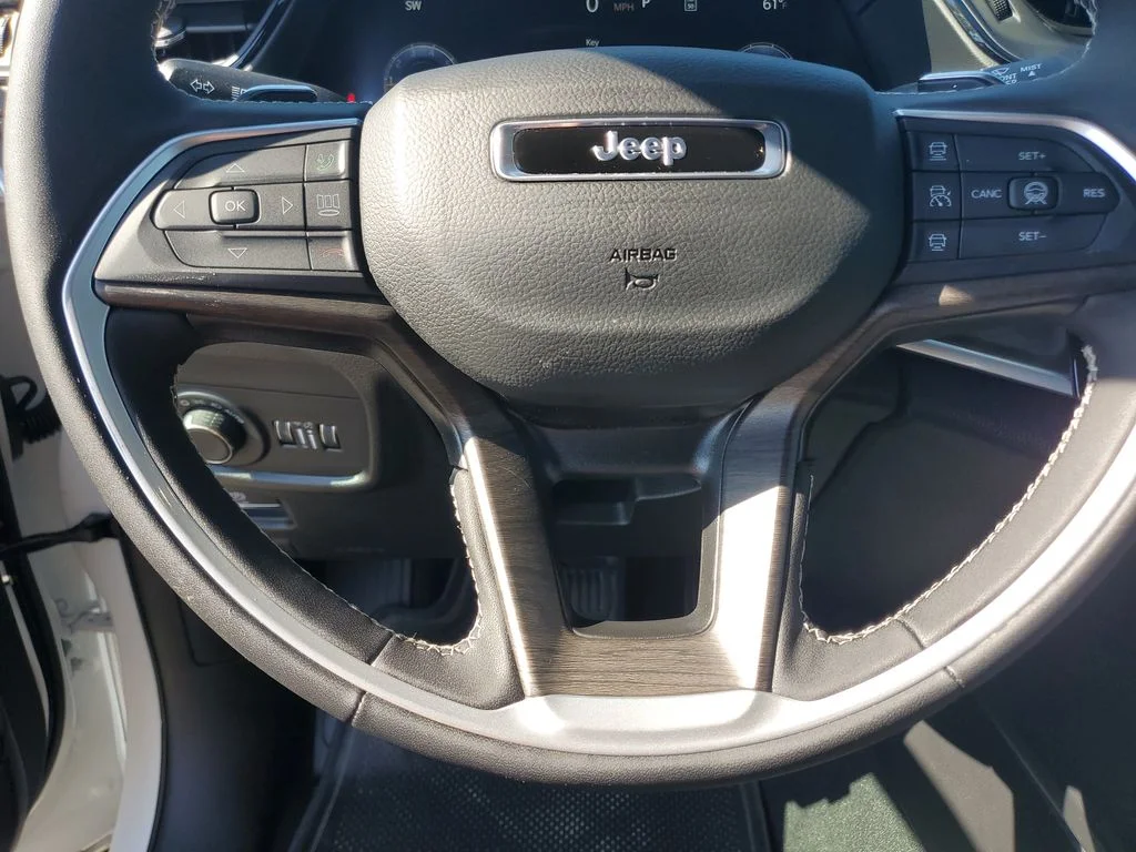 New 2026 Bright White Clear-Coat Exterior Paint Jeep Altitude image 23