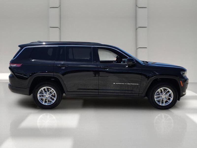 New 2026 Diamond Black Crystal Pearl-Coat Exterior Paint Jeep LAREDO 4X2 image 6