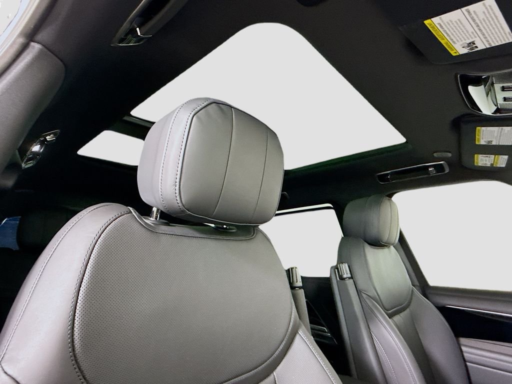 New 2026 Fuji White Land Rover SE image 17