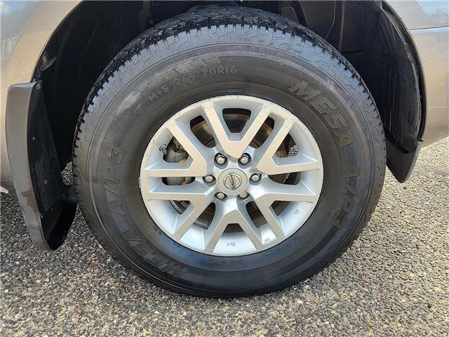 Used 2018 Gray Nissan SV 4x4 Crew Cab 6 ft. box 139.9 in. WB image 7
